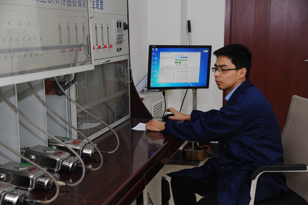 神达矿山仪器检测有限公司员工使用KA83J型甲烷传感器